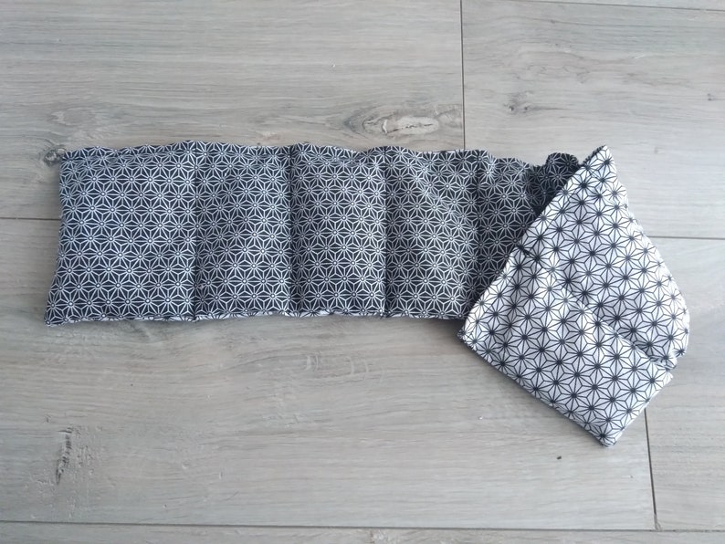 organic dry hot water bottle with cherry stones saki noir/saki blanc