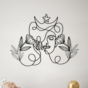 Blooming Moon Woman: decorazione murale minimalista in metallo
