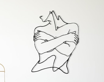 Arte lineal minimalista: Figura de mujer de metal para decoración de pared