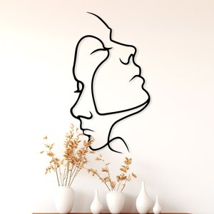Arte murale in metallo con volti minimalisti: decorazione geometrica