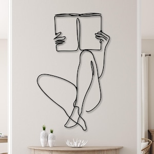 Minimalistyczna metalowa sztuka ścienna: Dekoracja liniowa z czytającą kobietą