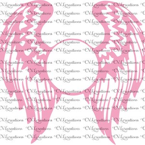 Puede incluir: Alas de ángel rosas sobre un fondo blanco. Las alas son estilizadas y tienen un aspecto emplumado.