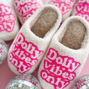 Chinelo Dolly Vibes | Chinelo estilo country | Calçado para fãs da Dolly | Chinelo Barbiecore | Chinelo Nashville | Chinelo de caubói
