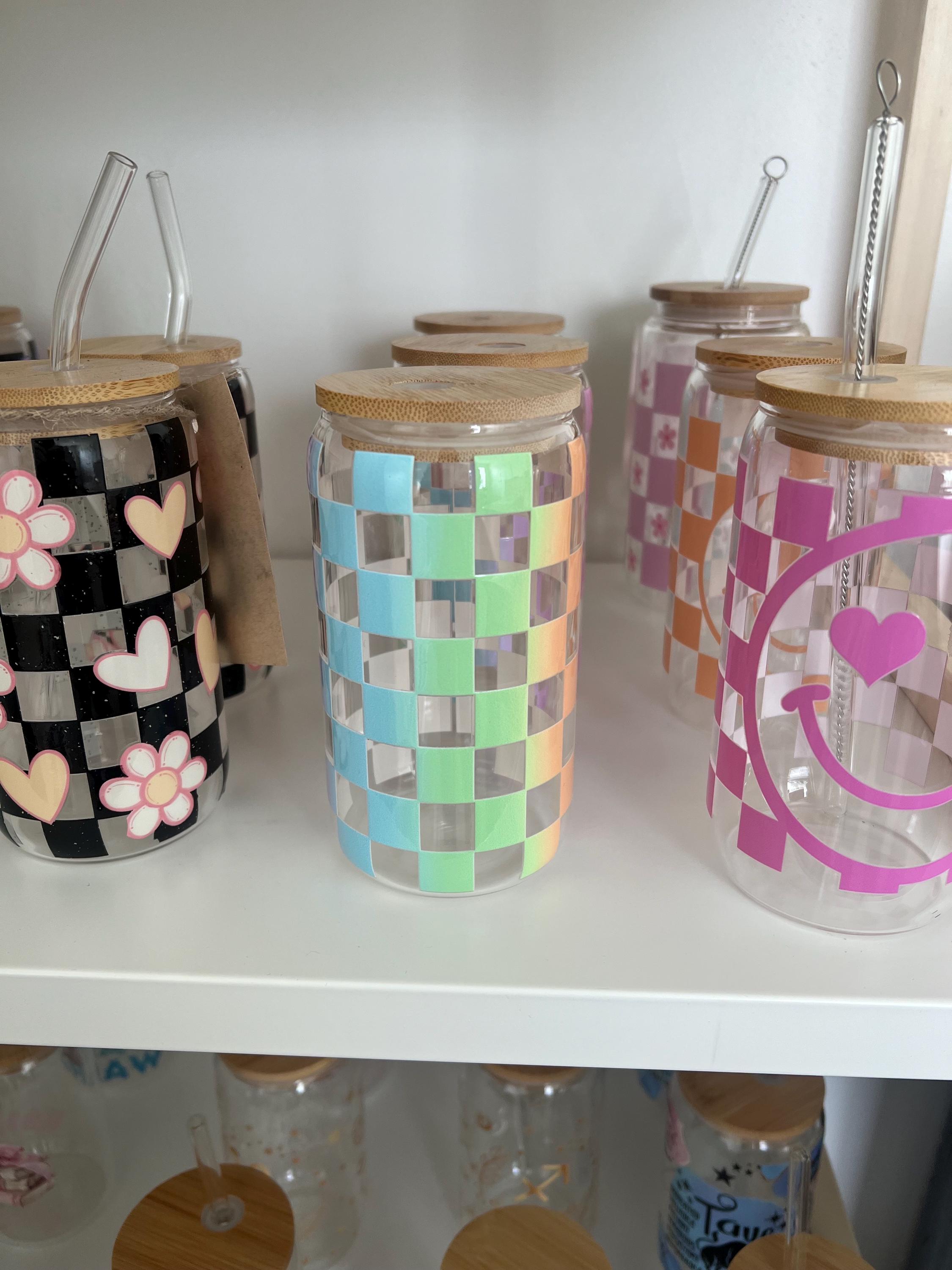 Vasos de vidrio hechos a mano en lata / Vaso de vidrio con tapa de bambú y pajita de 16 oz de Libbey / Cara sonriente con cuadros de arcoíris y garabatos de graffiti de los años 90
