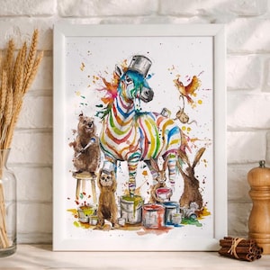 Könnte beinhalten: Ein gerahmter Aquarelldruck mit einem bunten Zebra mit Zylinder, umgeben von Farbeimern und skurrilen Tierfiguren. Das Zebra hat Regenbogenstreifen, und das Kunstwerk hat einen verspielten, künstlerischen Stil.