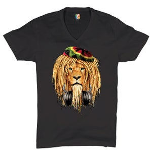Könnte beinhalten: Schwarzes V-Ausschnitt-T-Shirt mit einem Motiv eines Löwen, der einen roten, grünen und gelben Hut und Kopfhörer trägt. Der Löwe hat Dreadlocks.