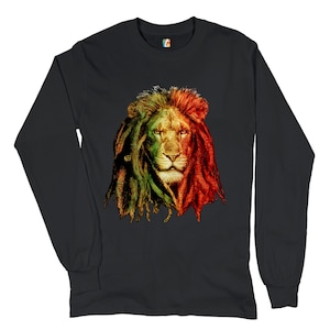 Puede incluir: Camiseta negra de manga larga con un gráfico de una cabeza de león con rastas en colores rojo, amarillo y verde.