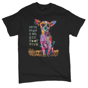 Pode incluir: Camiseta preta com uma ilustração colorida de chihuahua e o texto "In my mind I am six foot five".