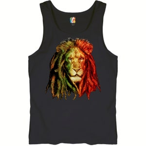 Puede incluir: Una camiseta de tirantes negra con un gráfico de cabeza de león colorido. La melena del león está diseñada como rastas y está coloreada en rojo, amarillo y verde.