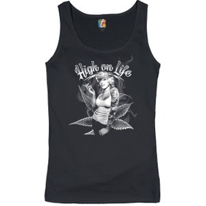 Könnte beinhalten: Schwarzes Tanktop mit einem weißen Motiv einer tätowierten Frau, die eine Zigarette raucht. Der Text "High on Life" befindet sich über der Frau.