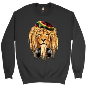 Könnte beinhalten: Schwarzes Sweatshirt mit einem Aufdruck eines Löwen, der einen grün-gelb-roten Hut und Kopfhörer trägt. Der Löwe hat Dreadlocks.