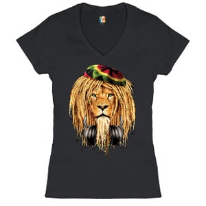 Könnte beinhalten: Ein schwarzes T-Shirt mit V-Ausschnitt und einem Motiv eines Löwen, der einen roten, grünen und gelben Hut und Kopfhörer trägt. Der Löwe hat Dreadlocks.