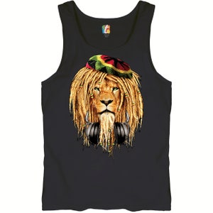Puede incluir: Camiseta de tirantes negra con un gráfico de un león que lleva un sombrero rojo, amarillo y verde y auriculares. El león tiene rastas.