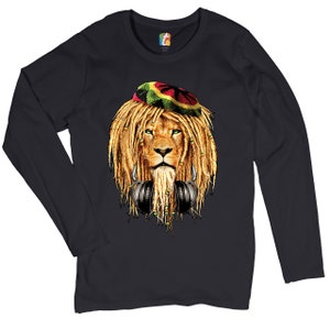 Puede incluir: Camiseta negra de manga larga con un gráfico de un león que lleva un sombrero rojo, verde y amarillo y auriculares. El león tiene rastas.