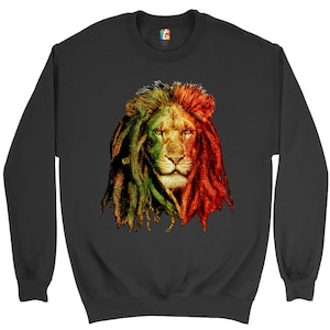 Könnte beinhalten: Ein schwarzes Sweatshirt mit einem bunten Löwen-Motiv. Die Löwenmähne ist in Dreadlocks mit roten, gelben und grünen Farben gestylt.