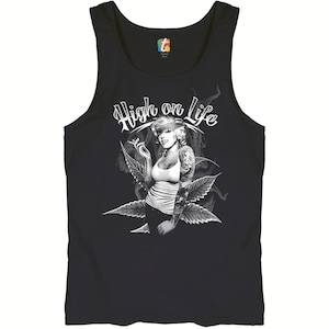 Puede incluir: Camiseta de tirantes negra con un gráfico blanco de una mujer fumando un cigarrillo con hojas de marihuana y el texto "High on Life".