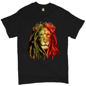 Könnte beinhalten: Ein schwarzes T-Shirt mit einem Motiv eines Löwen mit Dreadlocks. Die Löwenmähne ist rot, grün und gelb, ähnlich den Farben der jamaikanischen Flagge.
