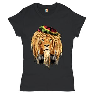 Könnte beinhalten: Schwarzes T-Shirt mit einem Motiv eines Löwen, der einen roten, gelben und grünen Hut und Kopfhörer trägt. Der Löwe hat Dreadlocks.