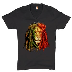 Könnte beinhalten: Ein schwarzes V-Ausschnitt-T-Shirt mit einem bunten Löwenkopf-Motiv. Die Löwenmähne ist in Dreadlocks mit roten, grünen und gelben Farben gestylt.