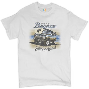 T-shirt Ford Bronco Goditi la corsa, camion fuoristrada, regalo per proprietario Ford, appassionato di auto, american made, automotive, tee da uomo con licenza