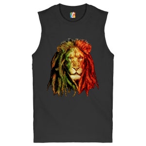 Könnte beinhalten: Ein schwarzes ärmelloses Shirt mit einem bunten Löwenkopf-Motiv. Die Löwenmähne ist im Dreadlock-Stil gestylt und in Rot, Gelb und Grün gefärbt.