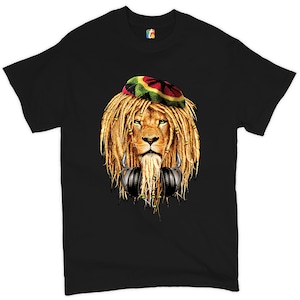 Op de afbeelding: Een zwart T-shirt met een afbeelding van een leeuw die een rood, groen en geel hoedje en koptelefoon draagt. De leeuw heeft dreadlocks.