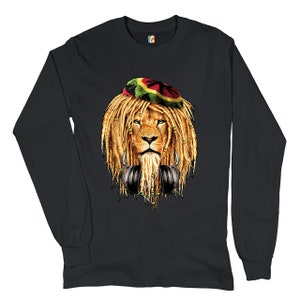 Puede incluir: Camiseta negra de manga larga con un gráfico de un león que lleva un sombrero rojo, amarillo y verde y auriculares. El león tiene rastas.