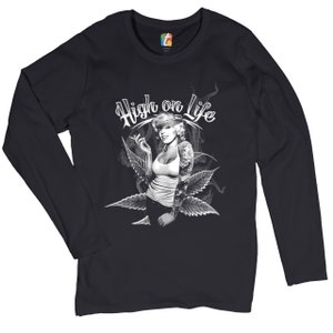 Puede incluir: Camiseta negra de manga larga con un gráfico blanco de una mujer con una hoja de marihuana y el texto "High on Life".