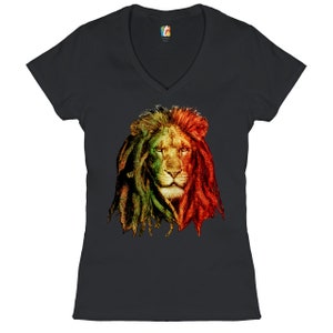 Könnte beinhalten: Ein schwarzes T-Shirt mit V-Ausschnitt und einem bunten Löwenkopf-Motiv. Die Löwenmähne ist in Dreadlocks gestylt und die Farben sind rot, gelb und grün.