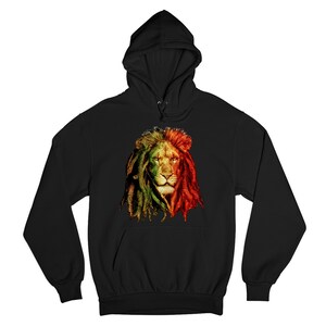 Puede incluir: Sudadera con capucha negra con un gráfico de una cabeza de león con rastas. La melena del león está coloreada en rojo, amarillo y verde.