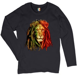 Könnte beinhalten: Schwarzes Langarmshirt mit einem Löwenkopf mit rot, gelb und grün gefärbten Dreadlocks. Das Gesicht des Löwen hat einen ernsten Ausdruck. Das Shirt hat einen Rundhalsausschnitt und lange Ärmel.