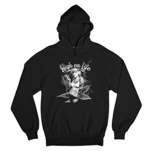 Könnte beinhalten: Schwarzer Kapuzenpullover mit einem weißen Grafikdruck einer Frau, die eine Zigarette raucht und von Marihuanablättern umgeben ist. Der Text "High on Life" ist in einer stilisierten Schriftart über der Frau geschrieben.