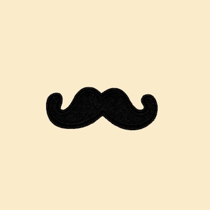 Könnte beinhalten: Ein schwarzer, gestickter Schnurrbart mit geschwungenem Design, vor cremefarbenem Hintergrund. Der Schnurrbart ist ein klassisches Symbol, oft mit Stil und Humor assoziiert.