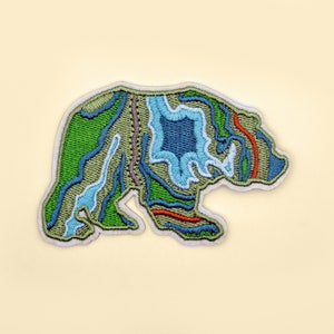 Bügelbild Bär mit Landkarte Aufnäher/Waldtier Abzeichen/DIY Stickerei/Dekoratives Aufnäher/Gestickte Applikation/Applikation Motiv/Bärenliebhaber Geschenk