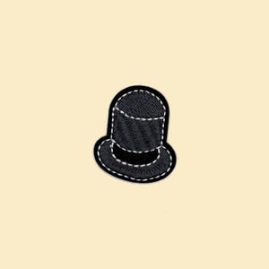Può includere: Toppa a forma di cappello a cilindro nero con dettagli di cuciture bianche. La toppa ha un bordo nero ed è posta su uno sfondo color crema. Questa toppa ricamata è adatta per abbigliamento o accessori.