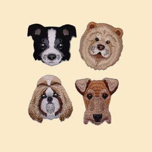 Puede incluir: Parches bordados con las cabezas de cuatro razas de perros diferentes: un Boston Terrier, un Chow Chow, un Shih Tzu y un Fox Terrier. Cada parche muestra la cabeza del perro con puntadas detalladas y varios colores, sobre un fondo beige claro.