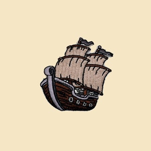 Op de afbeelding: Gestikt patch van een bruin zeilschip met witte zeilen en zwarte vlaggen. Het schip heeft een gedetailleerd ontwerp met een touw railing en een boegbeeld.
