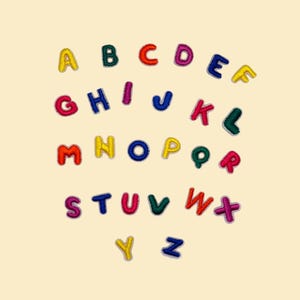 Könnte beinhalten: Bunte, gestickte Buchstaben in verschiedenen Farben, darunter Gelb, Grün, Rot und Blau, sind auf einem hellbeigen Hintergrund angeordnet. Die Buchstaben sind in einem verspielten, handschriftlichen Stil gehalten, ideal für Bastelarbeiten und Bildung.