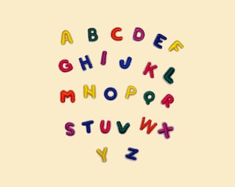 Puede incluir: Letras del alfabeto bordadas en colores vibrantes, incluyendo amarillo, verde, rojo y azul, dispersas sobre un fondo beige claro. Las letras presentan un estilo manuscrito y juguetón, ideal para manualidades y proyectos educativos.
