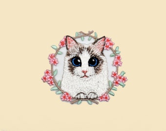 Adorable Cat With The Wreath Iron-On Patch/Animal Badge/DIY Embroidery/Decorative Patch/Embroidered Applique/Applique Motif/Cat Lover Gift