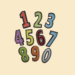 Può includere: Una collezione di numeri da 0 a 9, ognuno con un aspetto strutturato simile a un pastello e un contorno nero. I numeri sono in vari colori, tra cui rosso, verde, blu e giallo, su uno sfondo color crema.