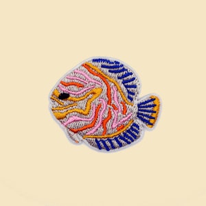 Toppa termoadesiva con pesce disco colorato/Toppa con pesce/Distintivo con animale/Toppa decorativa/Fai da te/Applicazione ricamata/Regalo per gli amanti dei pesci/Animale dell'acquario
