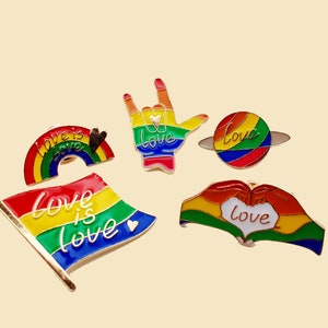 Alfinetes de orgulho LGBTQ arco-íris/Distintivo listrado de arco-íris/Alfinetes de lapela em formato de coração/Paradas do orgulho/Alfinetes de eventos/Distintivo de distintivo LGBT/Amor é amor/Alfinetes de amor