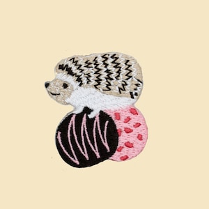 Hedgehog Stepping on Cookies Stick On Patch/Garden Animal Badge/Decorative Patch/DIY/Embroidered Applique/Cute Patch/Self-adhesive Patch