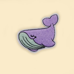 Peut inclure: Patch brodé de baleine violet et vert.