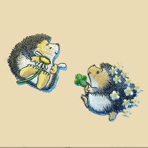 Toppa adesiva con riccio che tiene fiori/Distintivo di animali da giardino/Distintivo di riccio/Toppa decorativa/Applique ricamata/Regalo amante del riccio/Fai da te