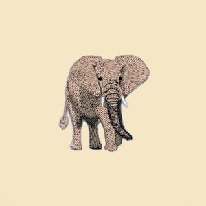 Op de afbeelding: Gestikte patch van een grijze olifant met witte slagtanden. De olifant kijkt naar voren met zijn slurf omhoog.