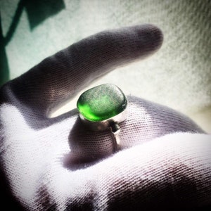 Handgefertigter Ring aus echtem Seeglas und Sterlingsilber. Andere Farben erhältlich