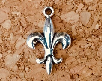 8pcs Antique silver plated Fleur-de-lis charm pendant T0201 8pcs Antique silver plated Fleur-de-lis charm pendant T0201