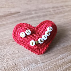 Crochet heart brooch, customizable message | Small heart | Heart accessory | Love | Amigurumi heart | Stuffed crochet heart jewelry